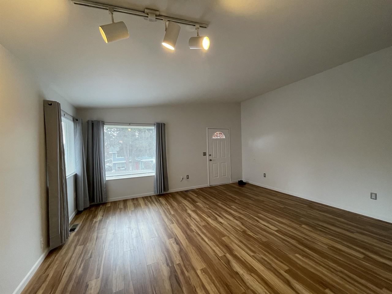 380 N Shore Ct #B - Photo 2 of 10