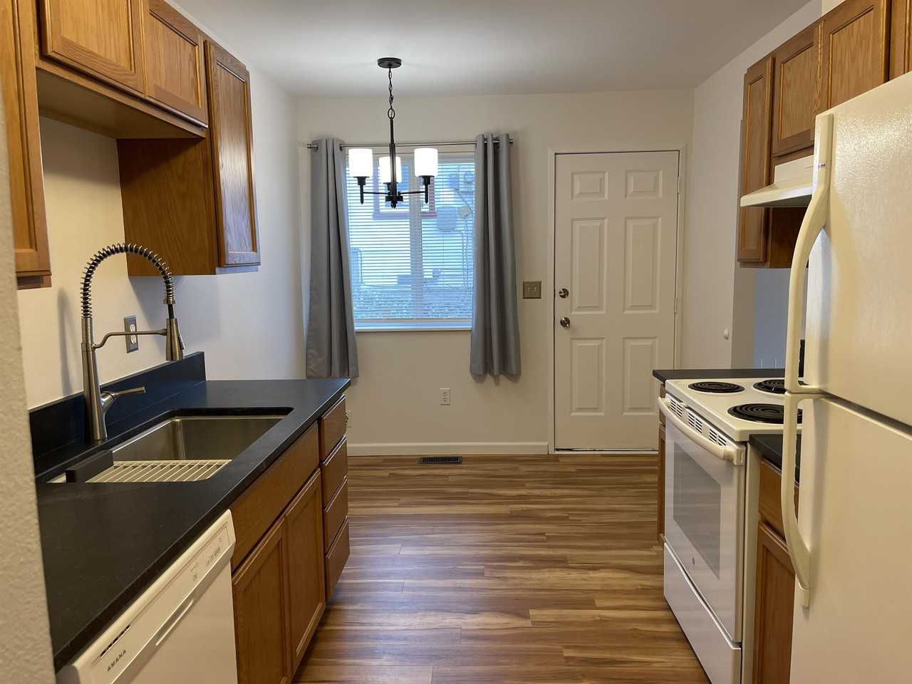 380 N Shore Ct #B - Photo 3 of 10