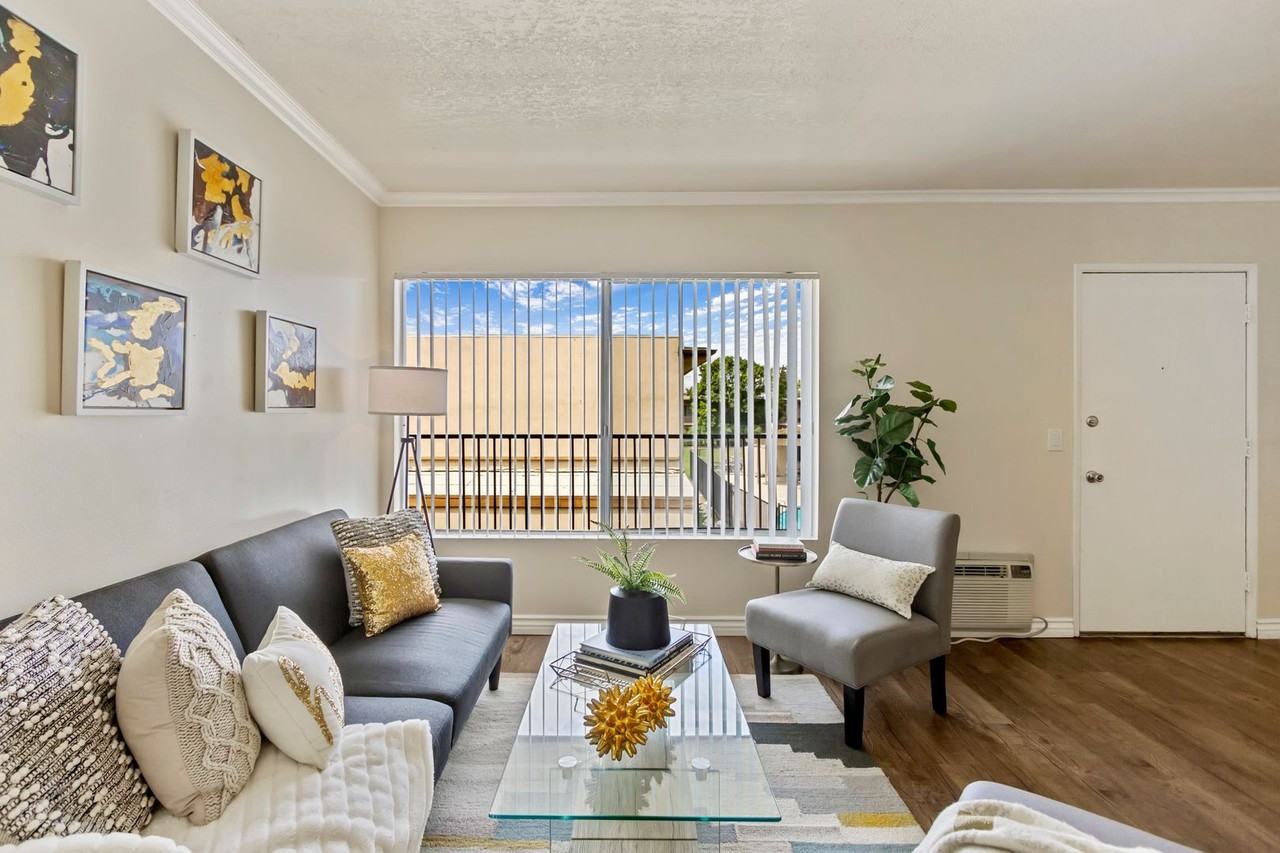 Holiday West Apartments - Photo 2 of 28