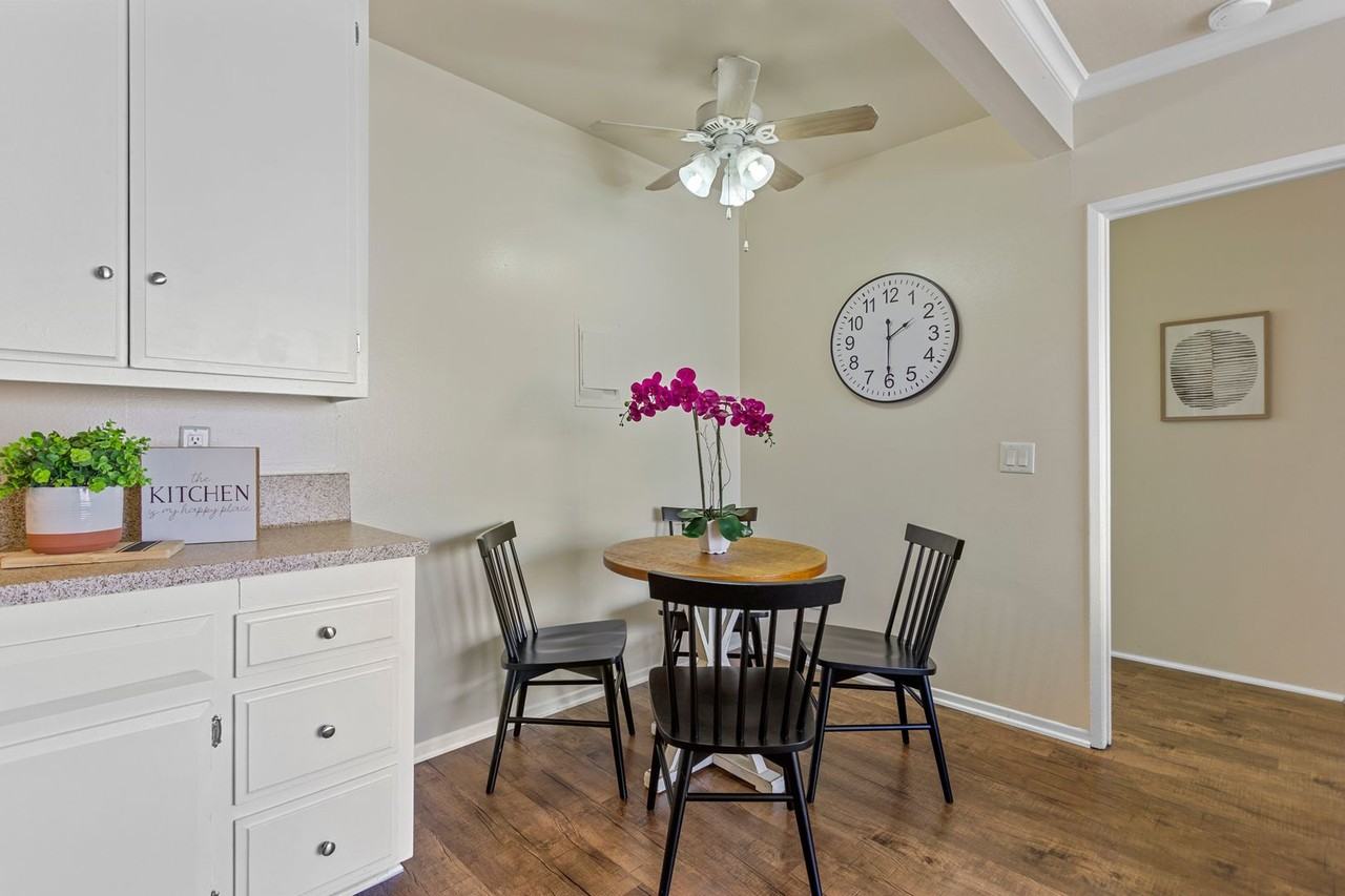 Holiday West Apartments - Photo 3 of 28