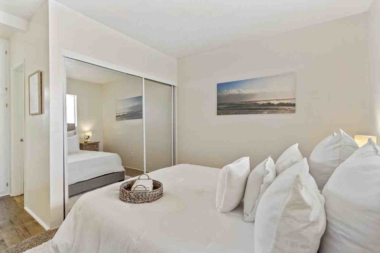 Holiday West Apartments - Photo 4 of 28