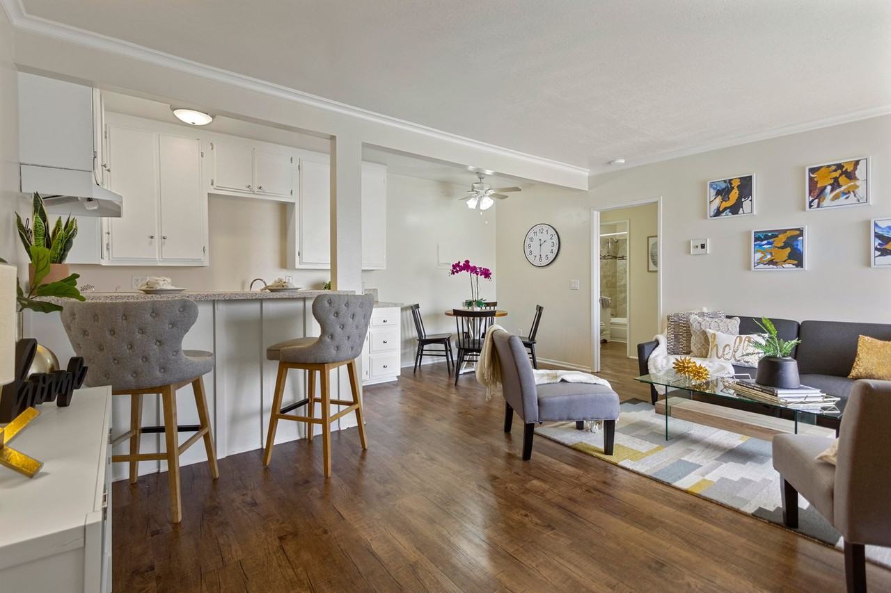 Holiday West Apartments - Photo 5 of 28