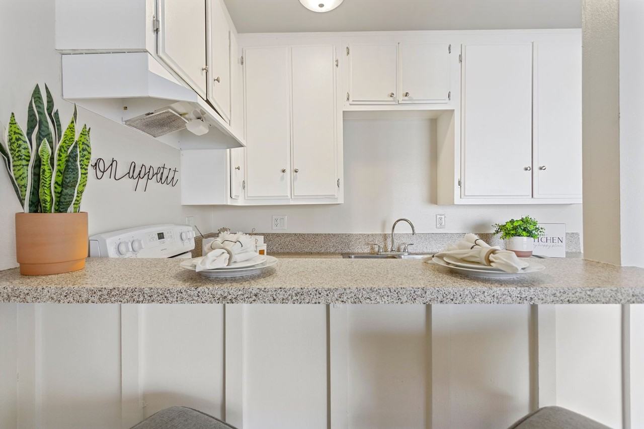 Holiday West Apartments - Photo 6 of 28