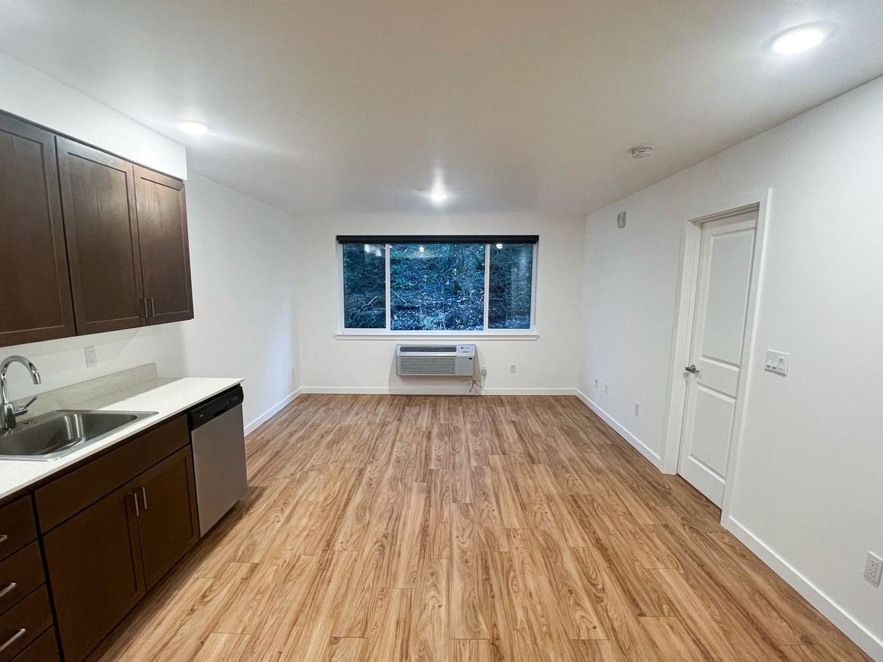 Leeward Apartments - Photo 7 of 11