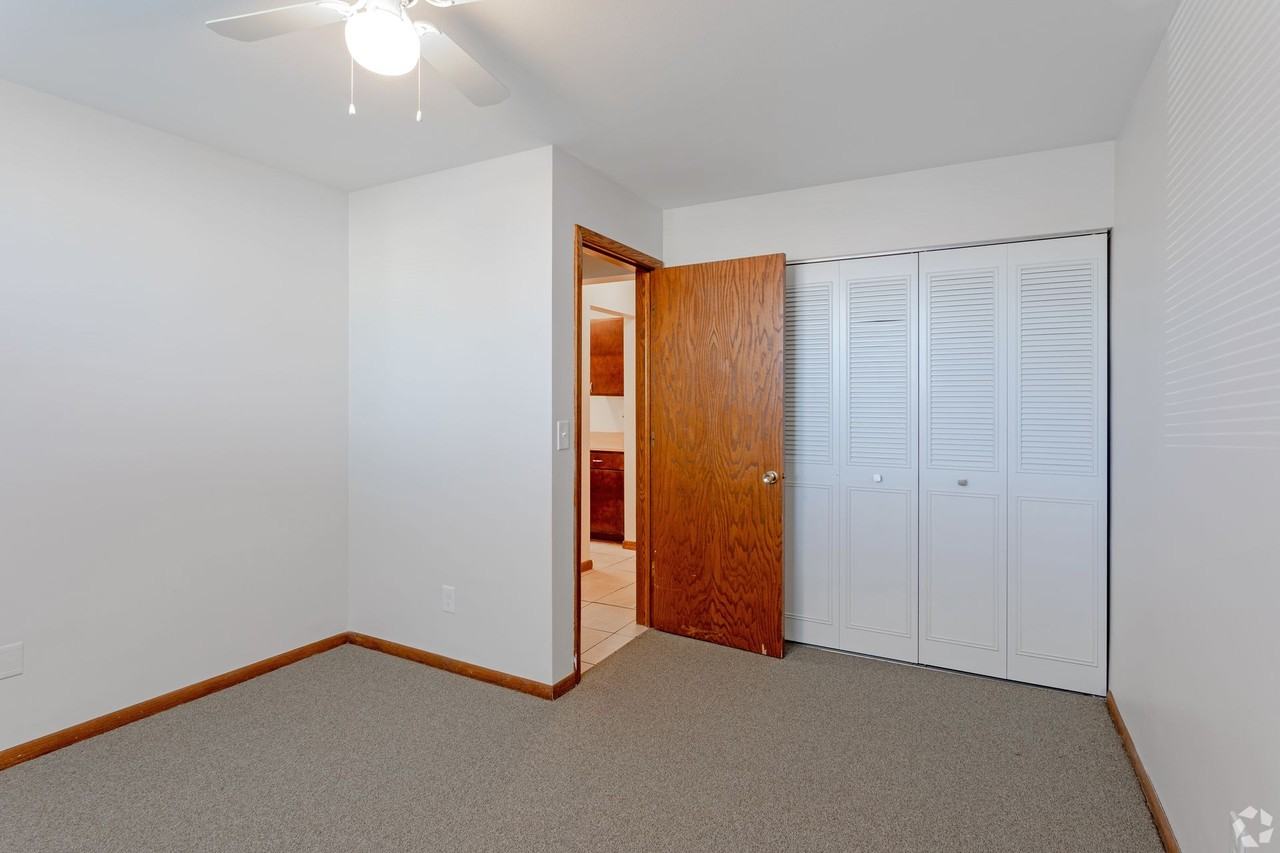 Diamond Pointe Apartments - Photo 4 of 36