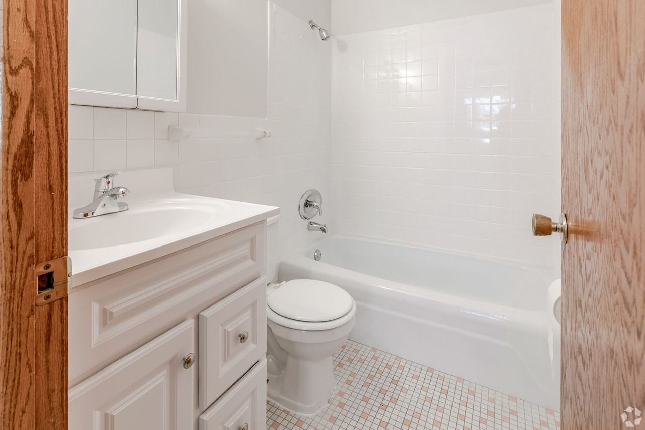 Diamond Pointe Apartments - Photo 5 of 36