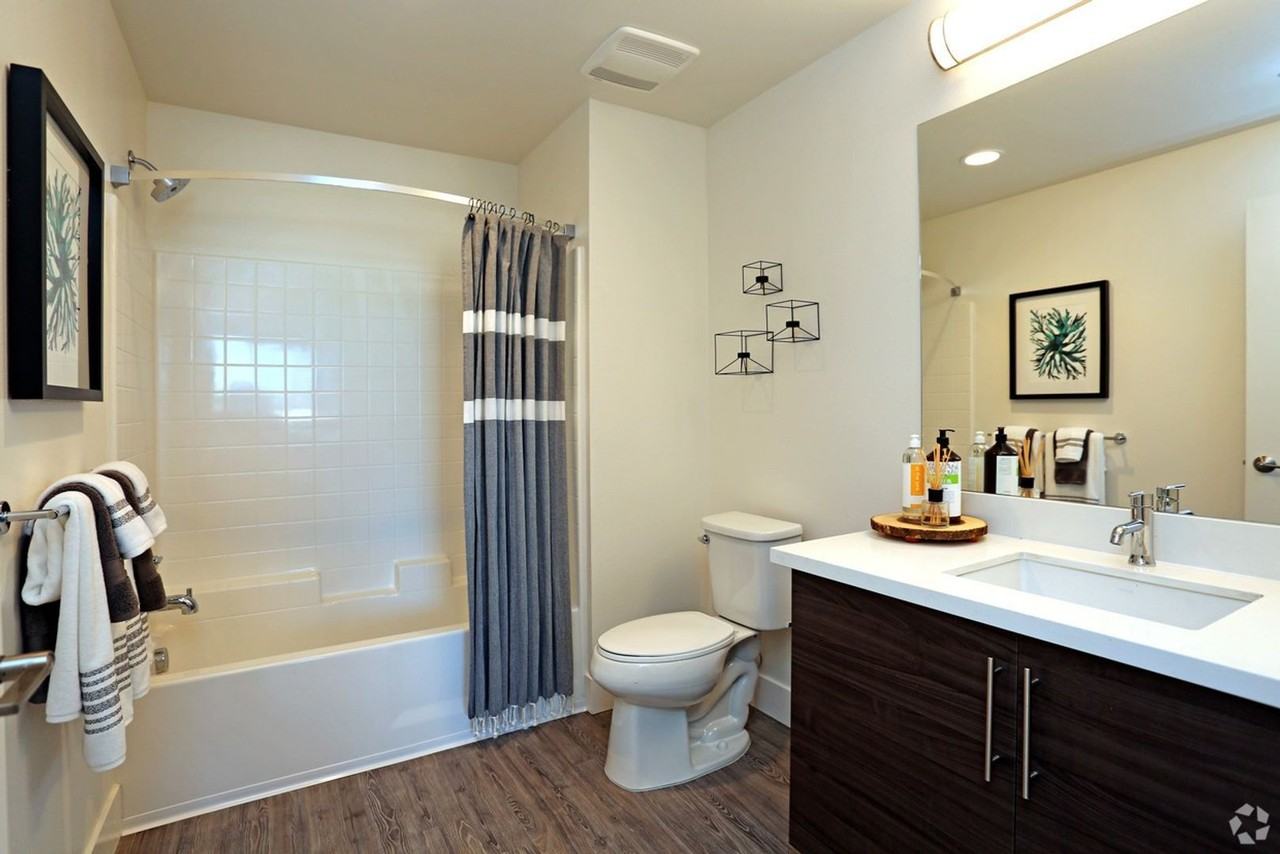 Del Oro On Broadway - Photo 7 of 50