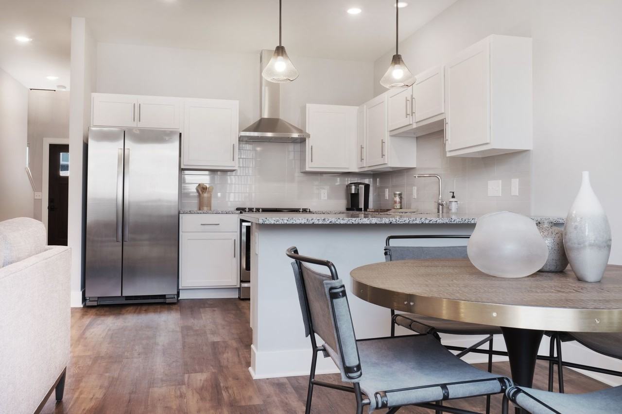 1040 Spaulding Ave SE - Photo 3 of 26