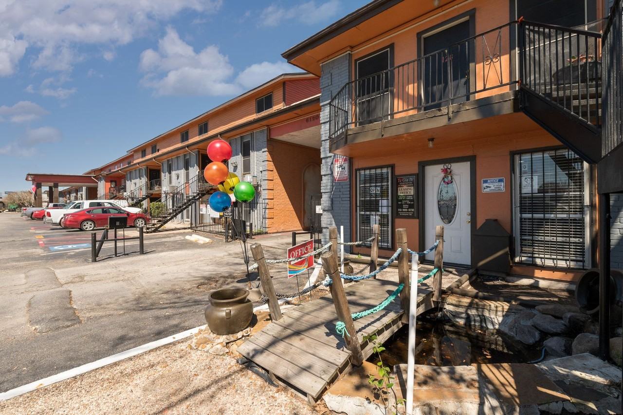 Gia IV @ Bellaire - Photo 3 of 50