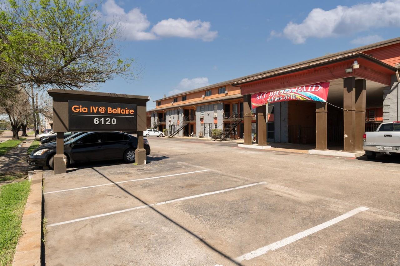 Gia IV @ Bellaire - Photo 3 of 50