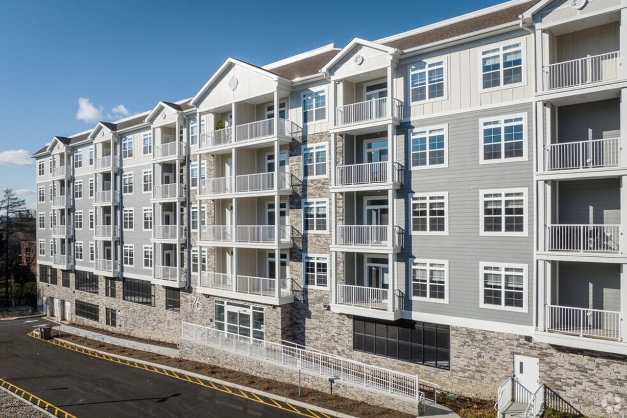 Luxury Modern 1 & 2 Bedroom Apartment Homes - Photo 3 of 50