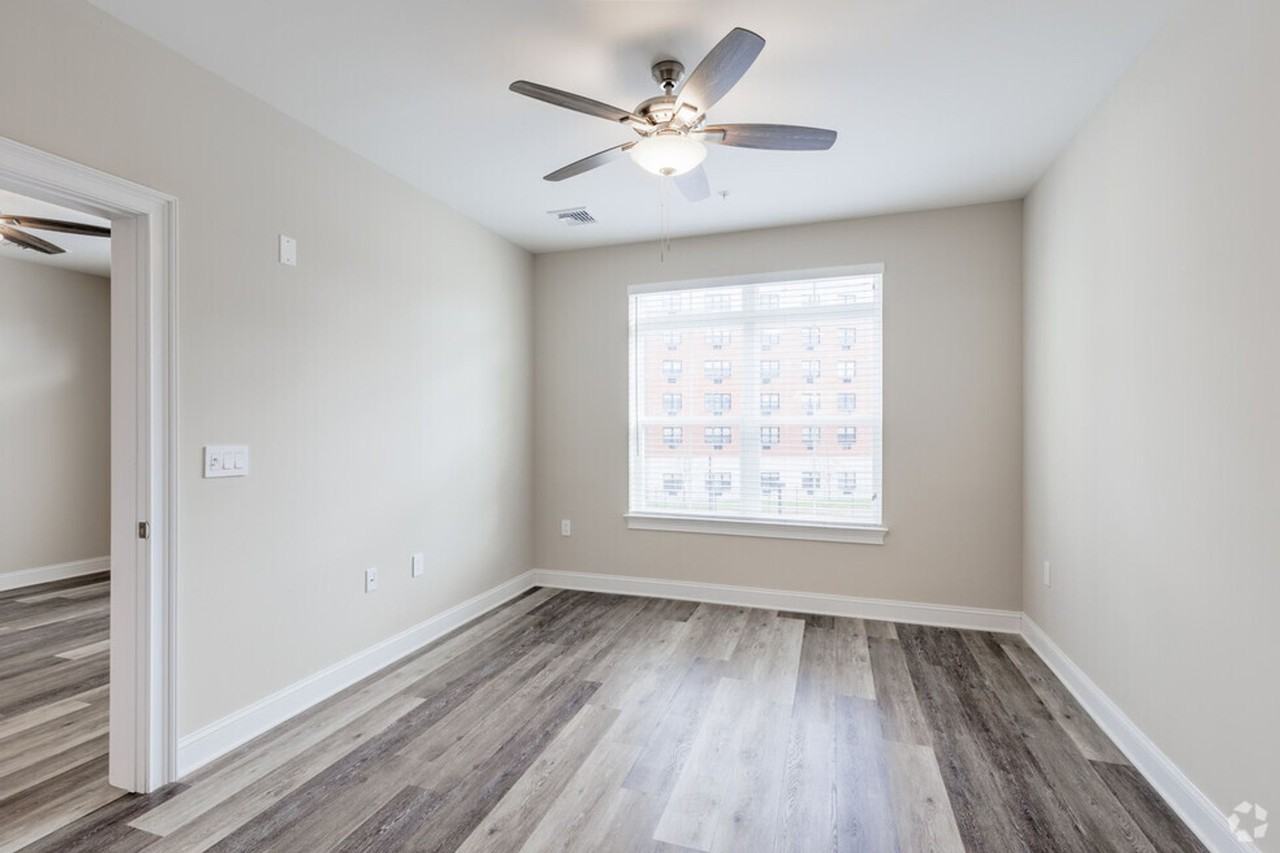 Luxury Modern 1 & 2 Bedroom Apartment Homes - Photo 7 of 50