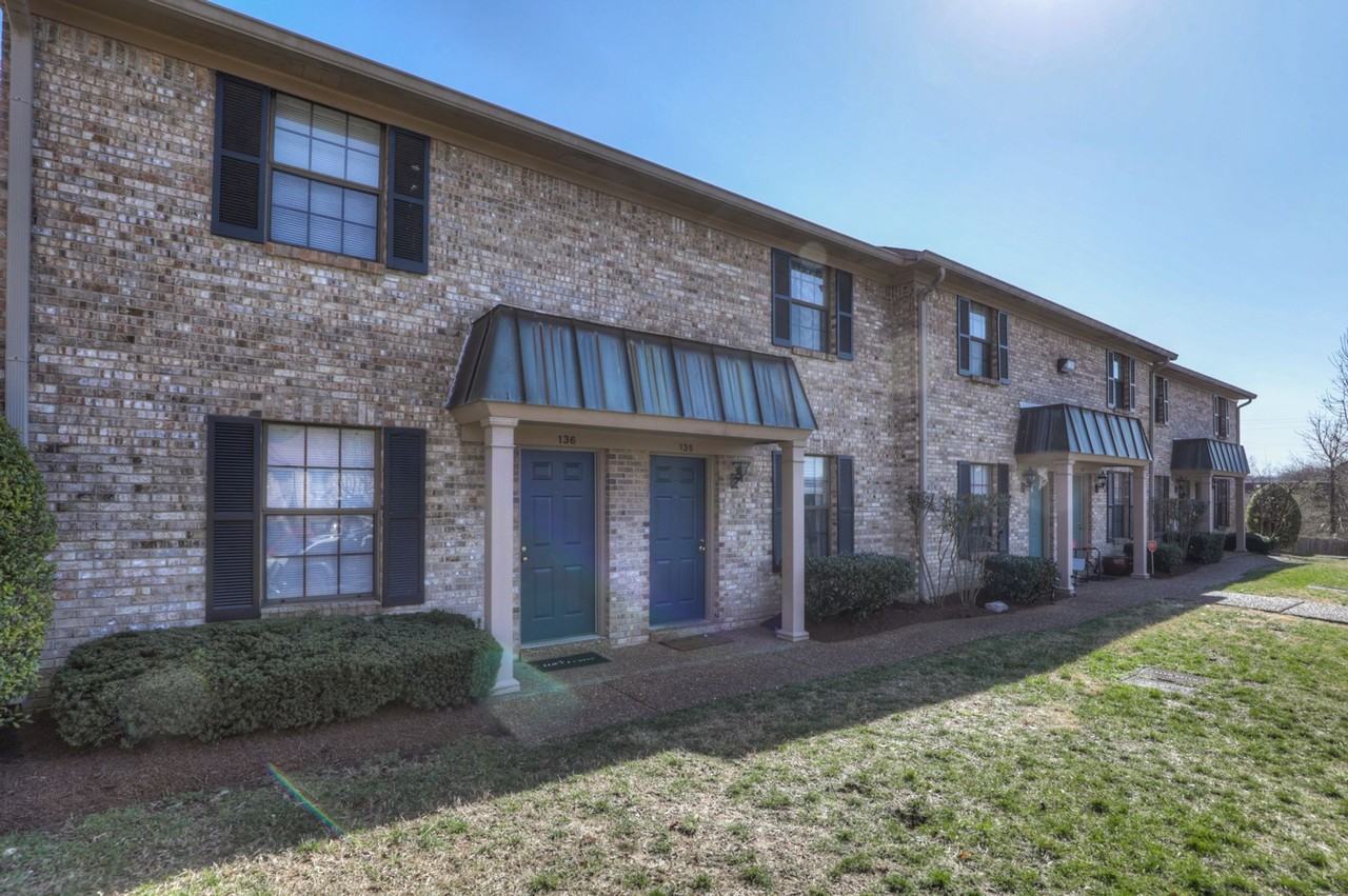 123 Brentwood Sq - Photo 3 of 21