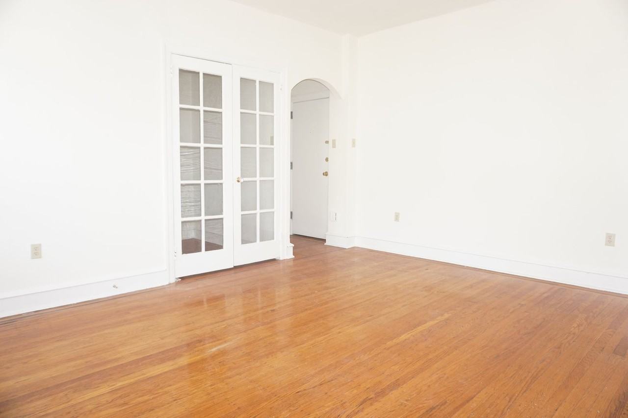 Stratford Court Apartments - Photo 3 of 18