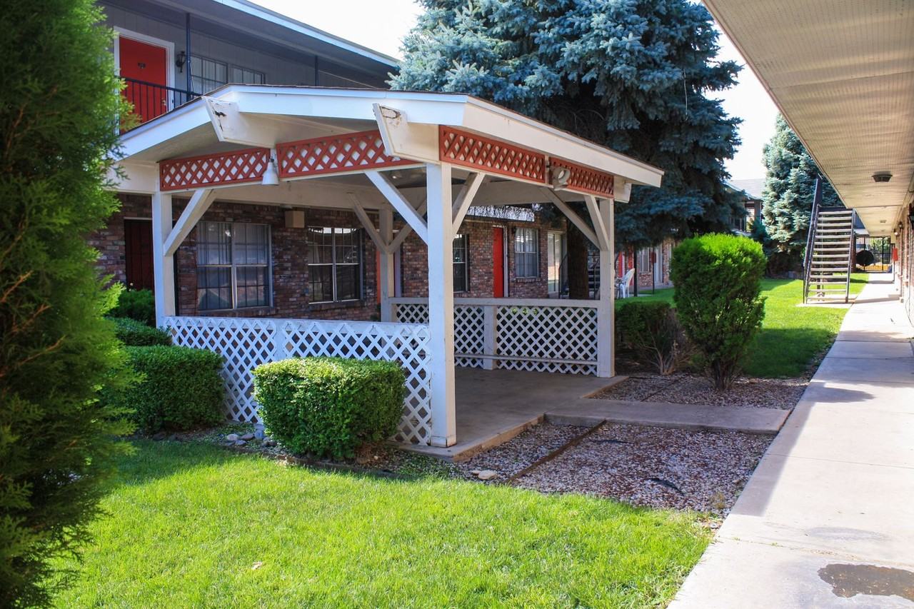 Continental Arms Apartments: Charming Gated Community - Photo 6 of 50