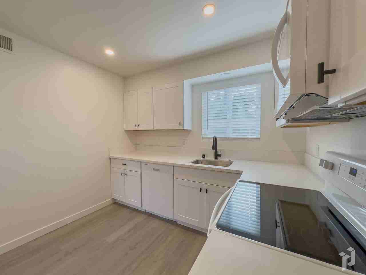 William Tell Apartments - Photo 7 of 23