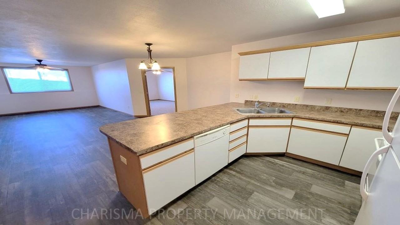 906 N Western Ave  and 911 N Oaks Ave - Photo 5 of 32