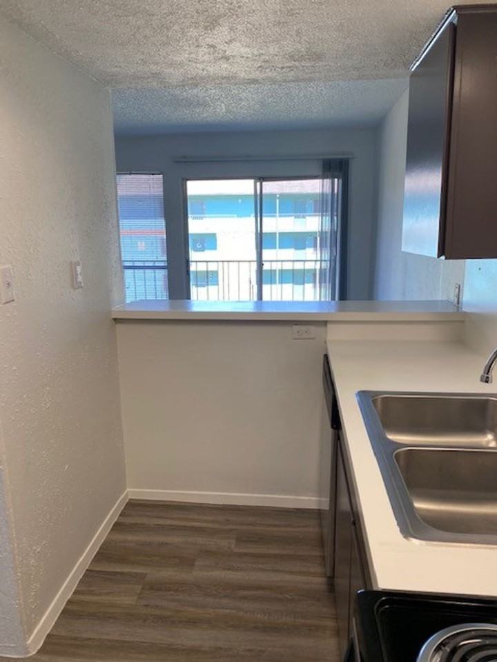 Oaks Apartments - Photo 3 of 32