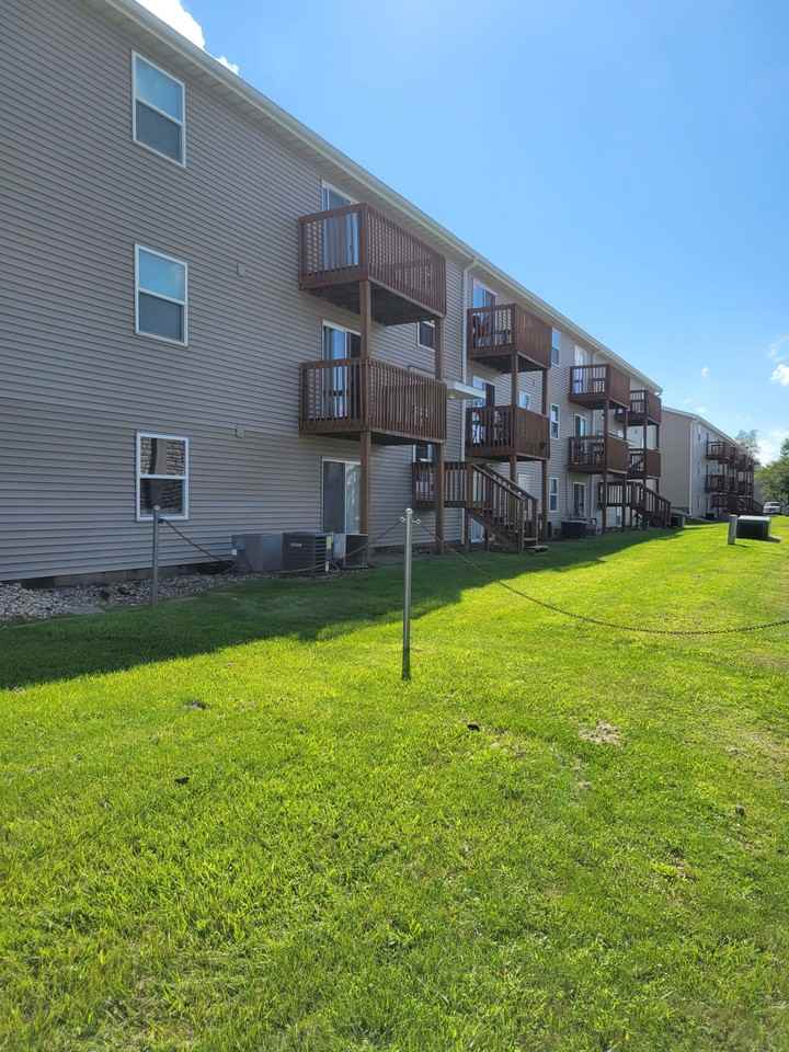 2805 W Larchmont Lane - Photo 2 of 5