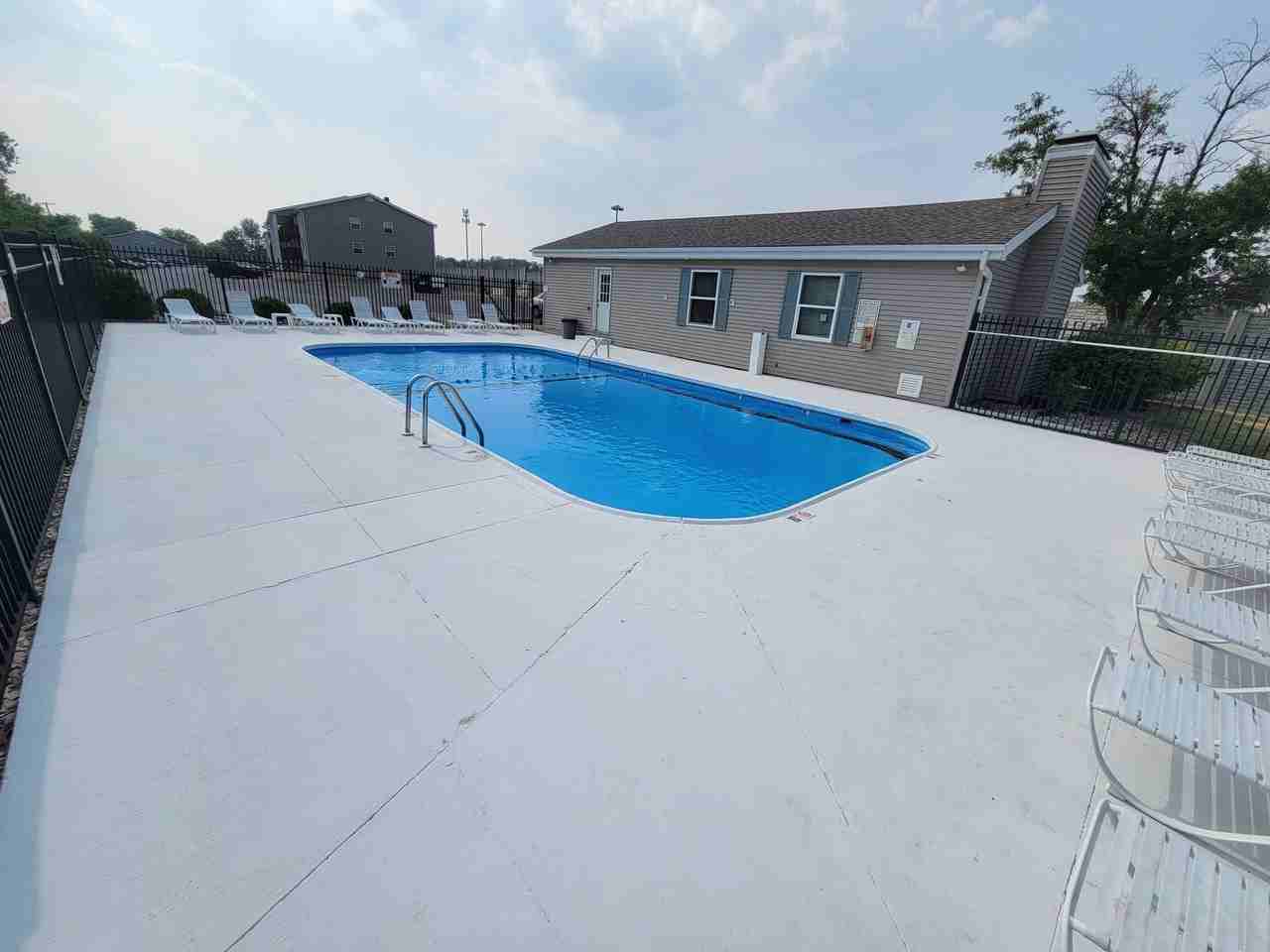 2805 W Larchmont Lane - Photo 3 of 5