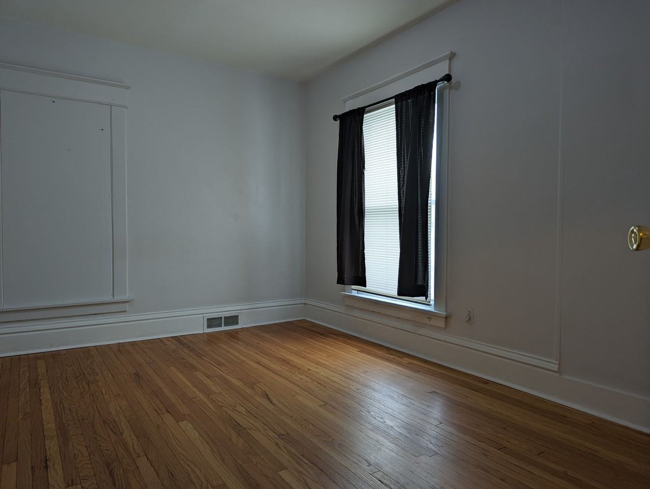 2 BEDROOM NEAR DOWNTOWN - Photo 3 of 7