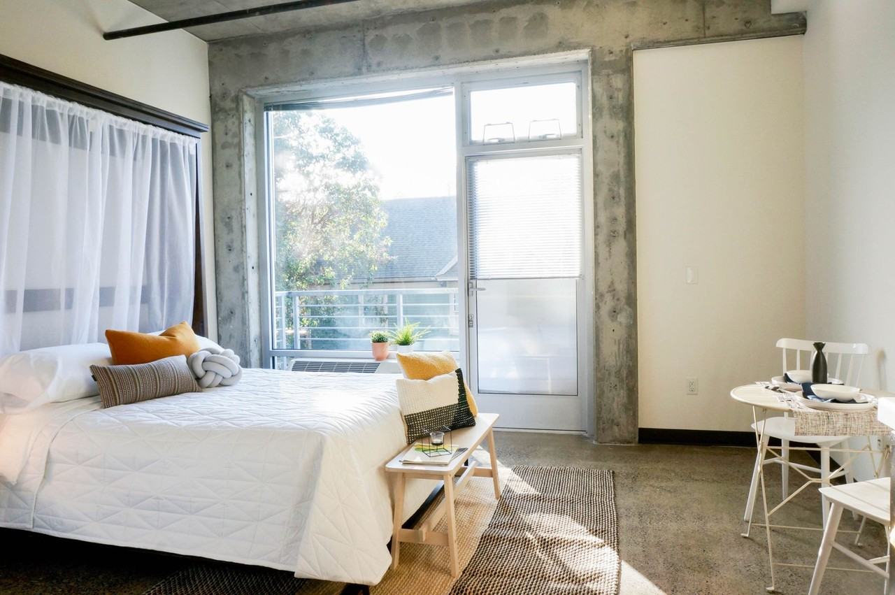 Hoyt - Photo 2 of 50