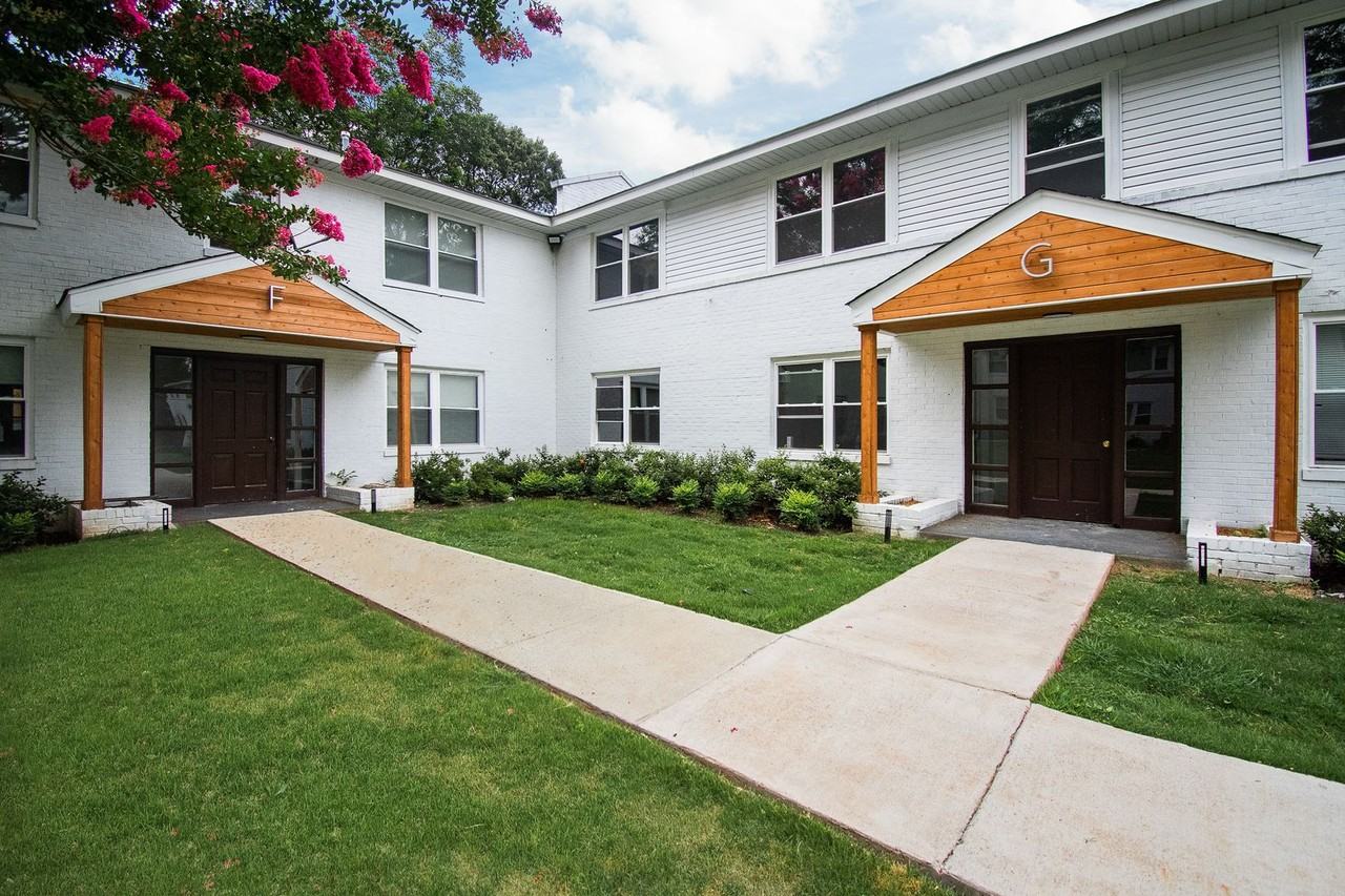 Hollywood Square - Photo 2 of 50