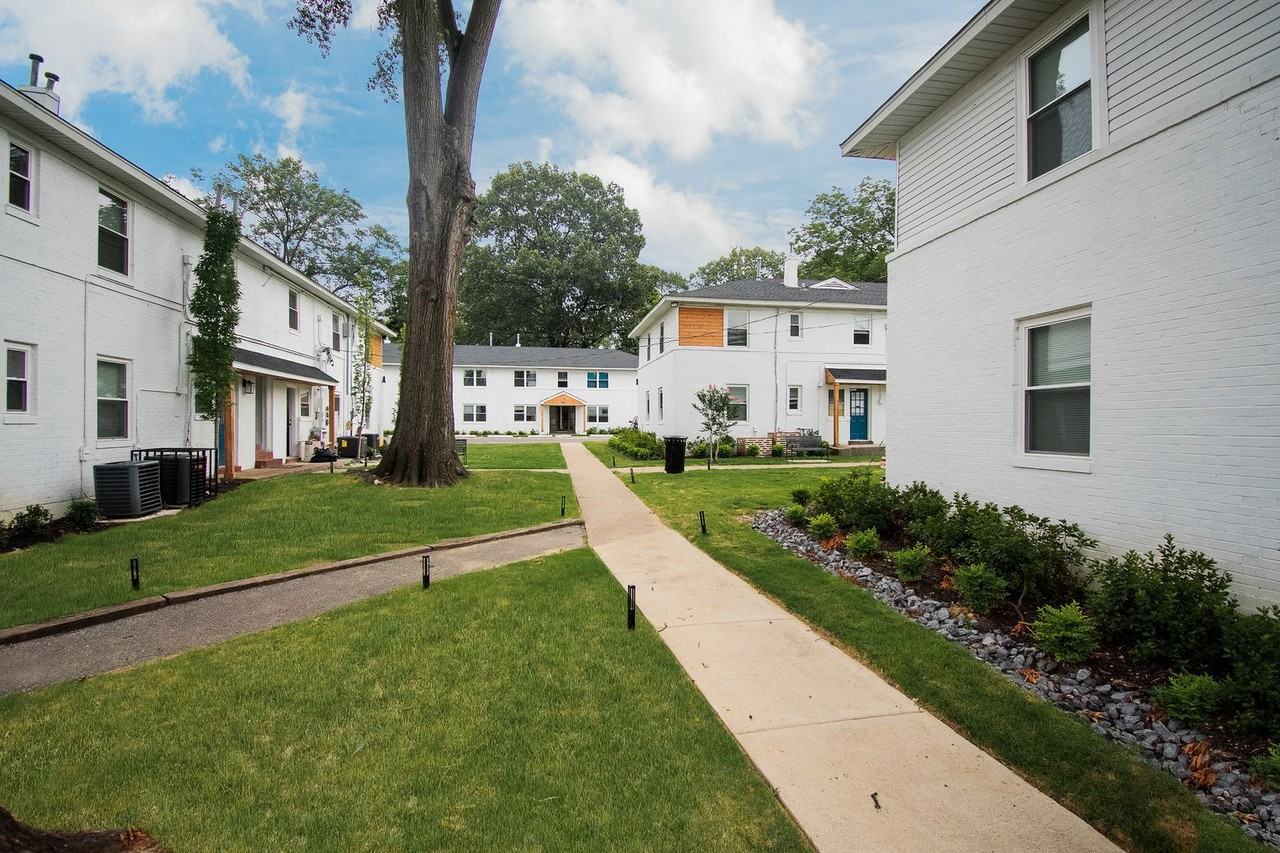 Hollywood Square - Photo 4 of 50