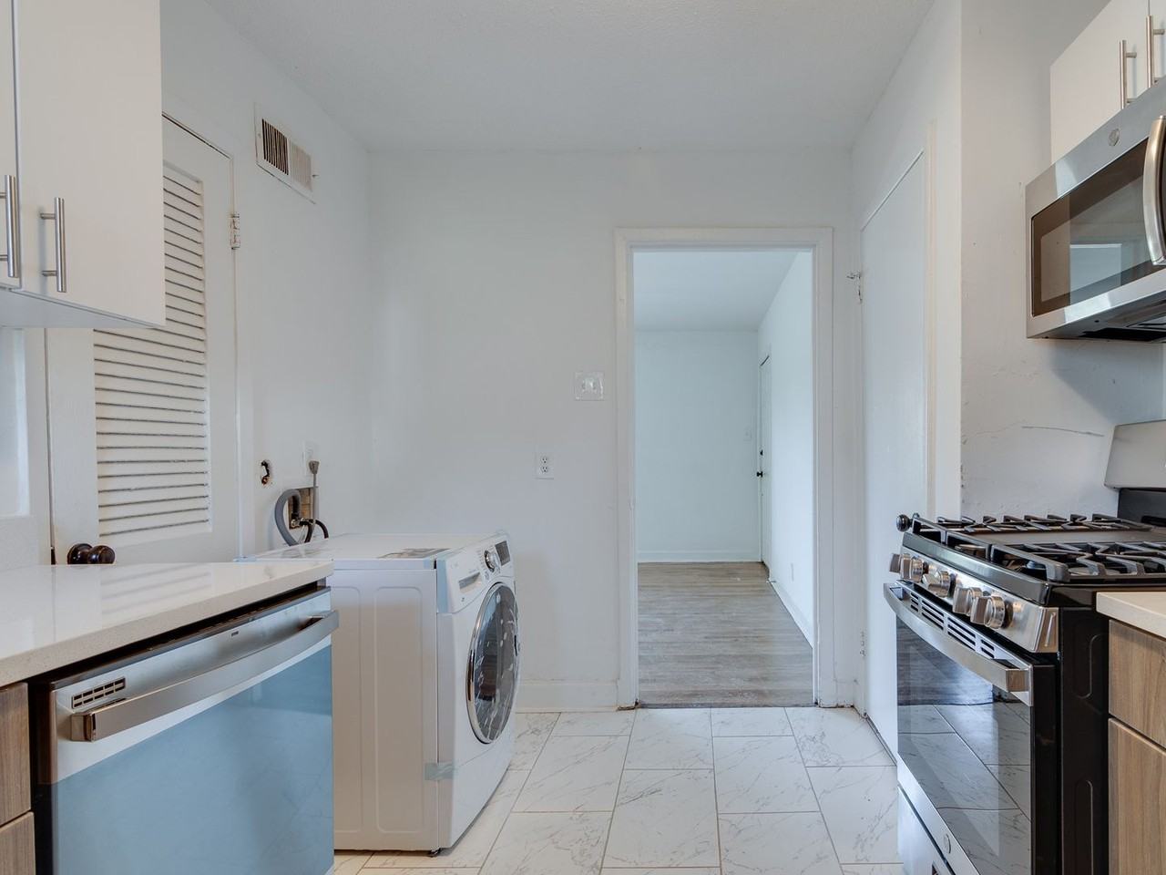 Hollywood Square - Photo 7 of 50