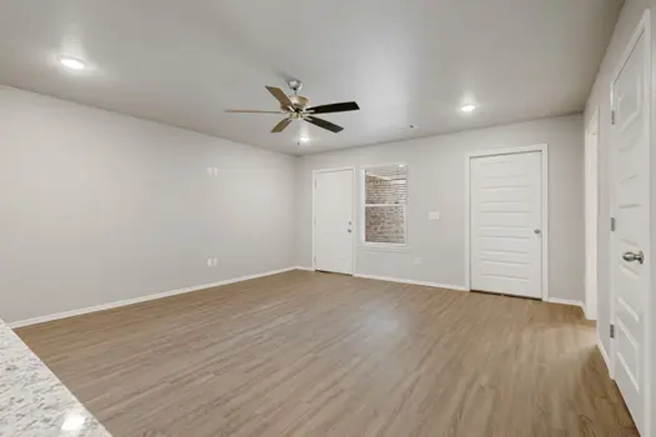 1919 Linwood Dr Apt A - Photo 2 of 36