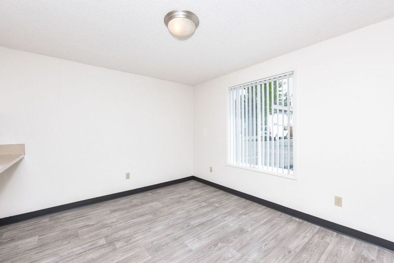 3417 NE 53rd St - Photo 4 of 9