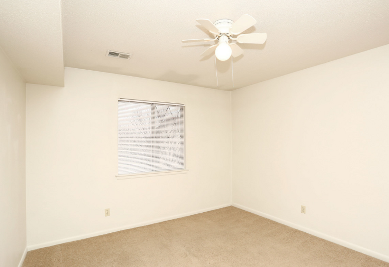 Broadway Apartments - Photo 3 of 18