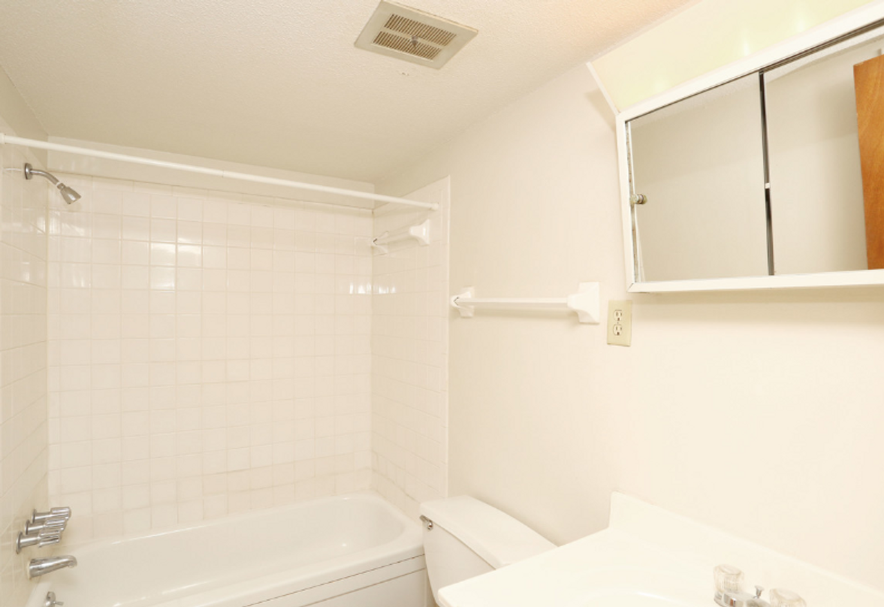 Broadway Apartments - Photo 4 of 18