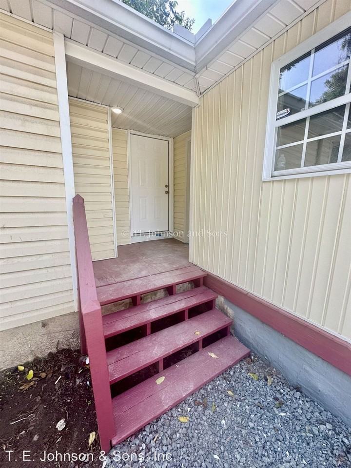 Nissan Ave Duplex - Photo 2 of 23