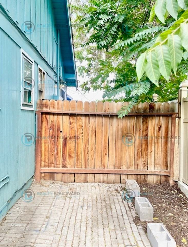 720 E 7th St #1 - Photo 5 of 20