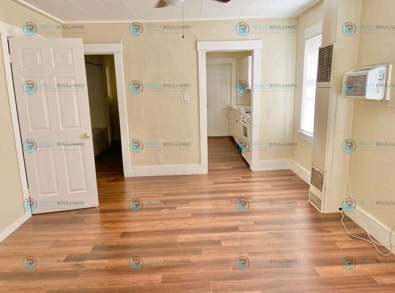 720 E 7th St #1 - Photo 7 of 20