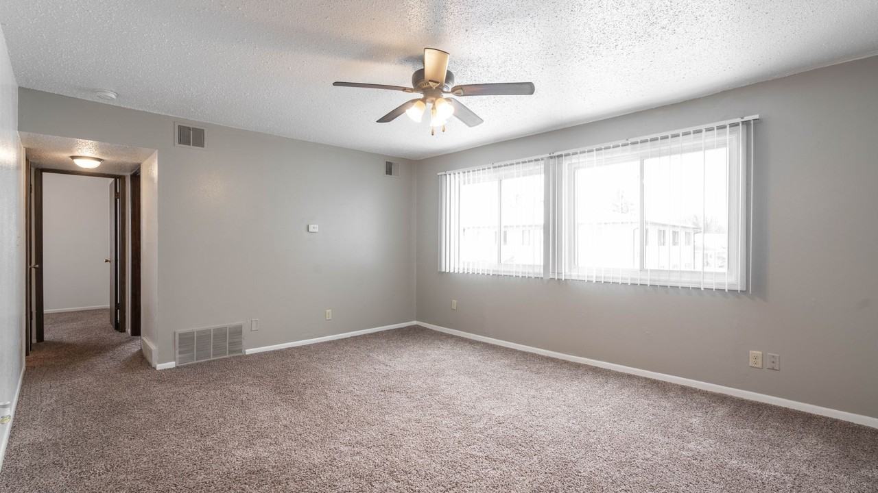 4th Street Manor - Photo 3 of 12