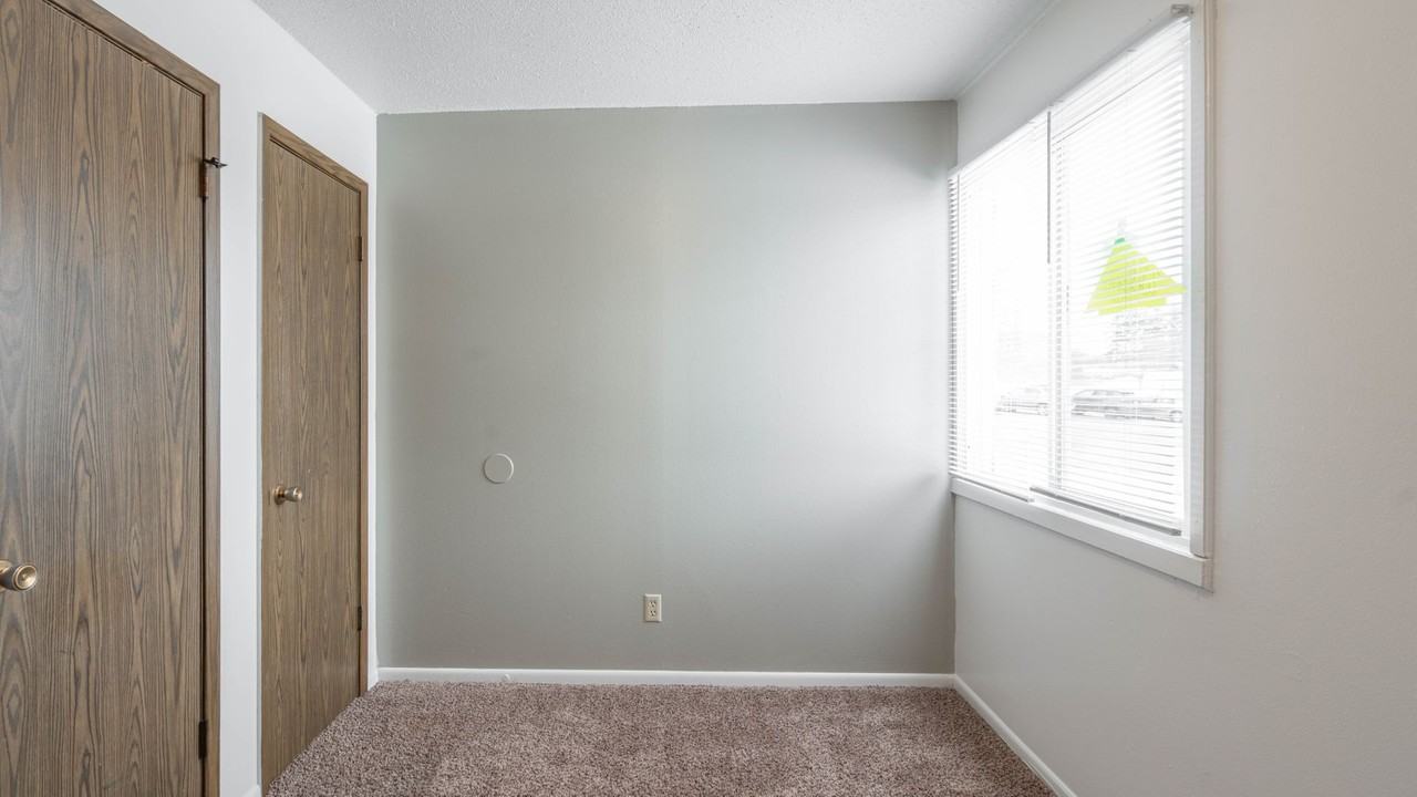 4th Street Manor - Photo 6 of 12