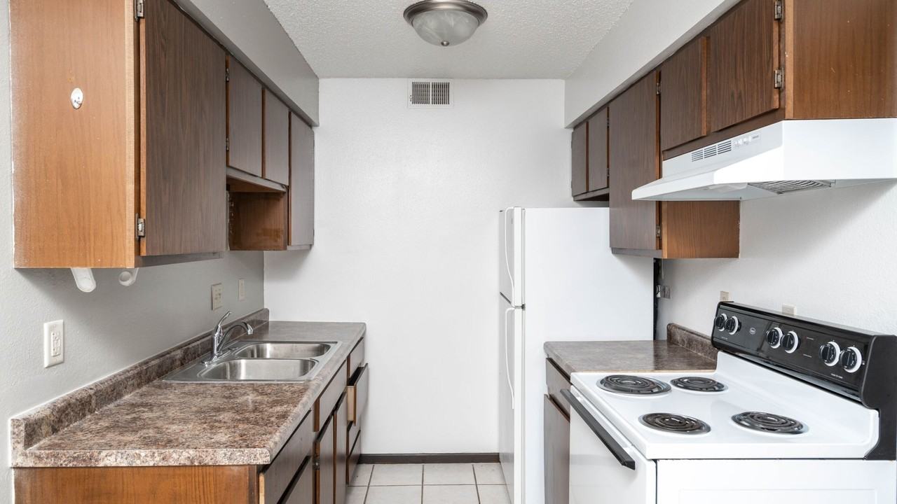 1105 Kent Circle - Photo 2 of 8