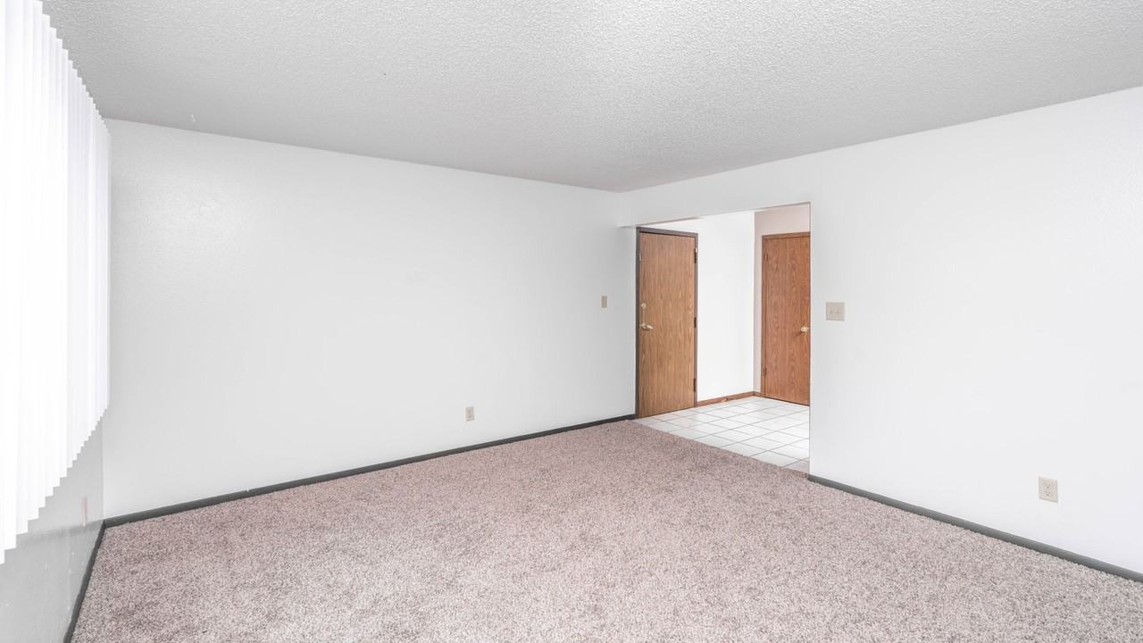 1105 Kent Circle - Photo 4 of 8