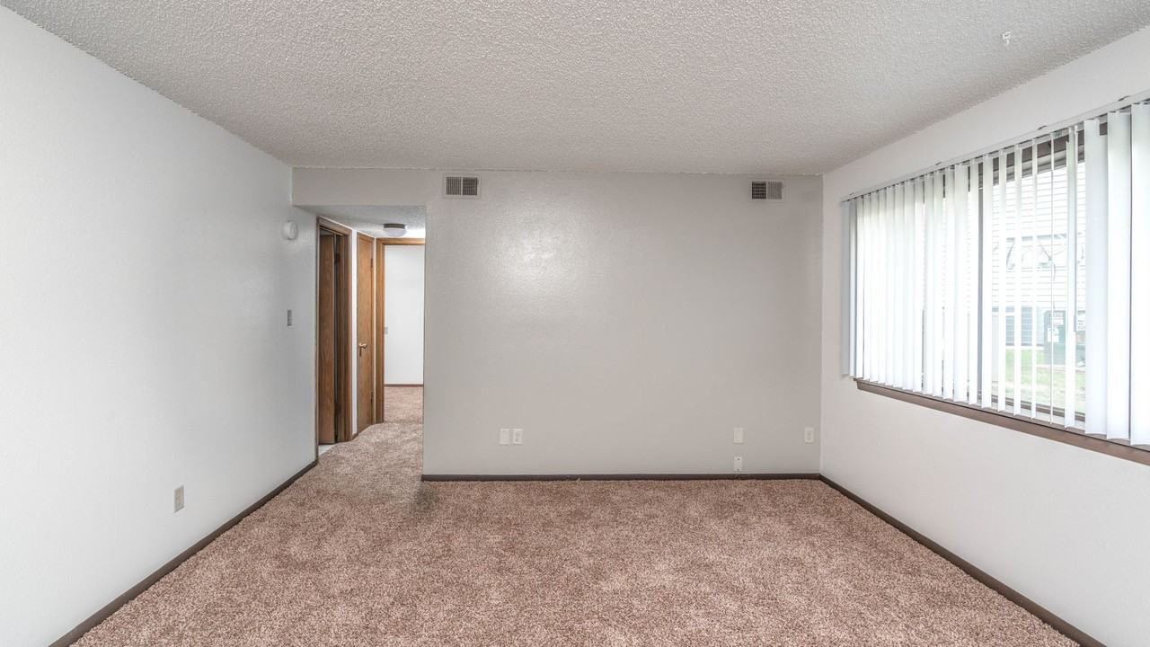 1105 Kent Circle - Photo 5 of 8