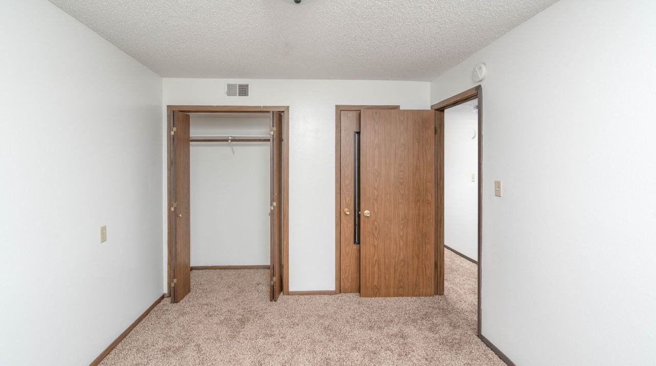 1105 Kent Circle - Photo 6 of 8