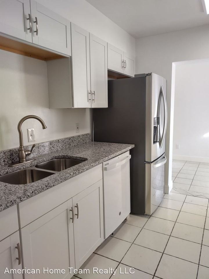 202 Perth Ct #B - Photo 2 of 16