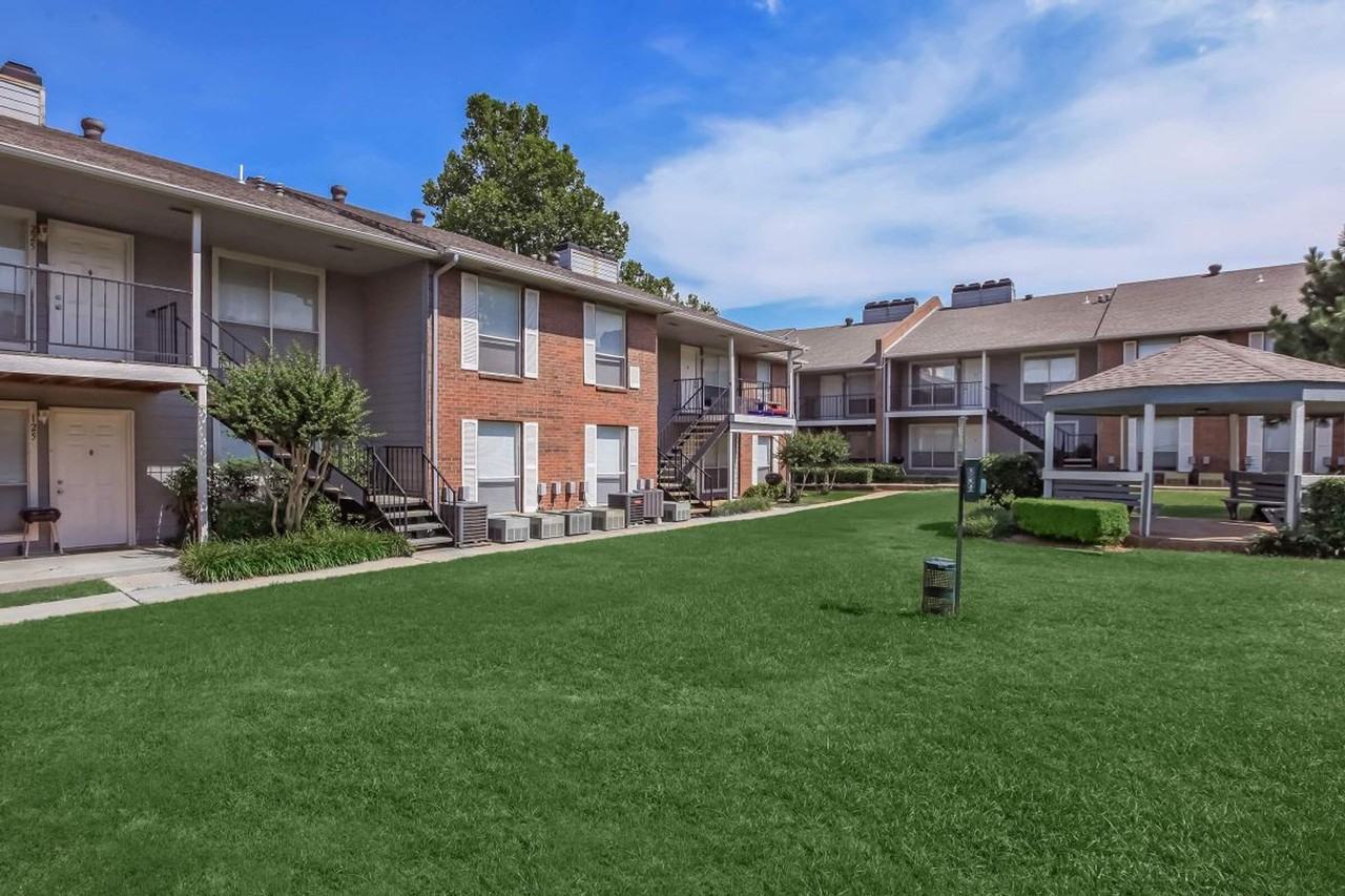 $400 FREE! PET FRIENDLY! APPLY FREE ONLINE! - Photo 2 of 16