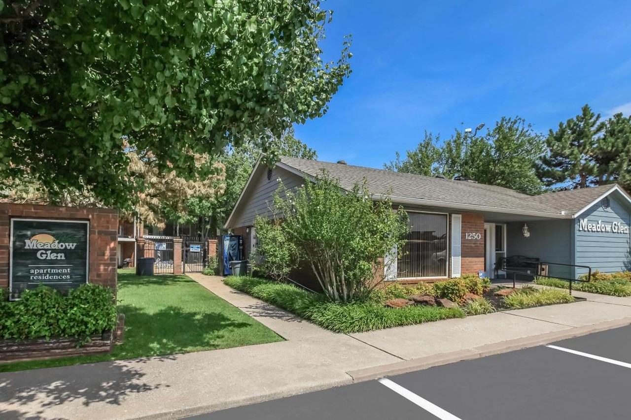 $400 FREE! PET FRIENDLY! APPLY FREE ONLINE! - Photo 3 of 16