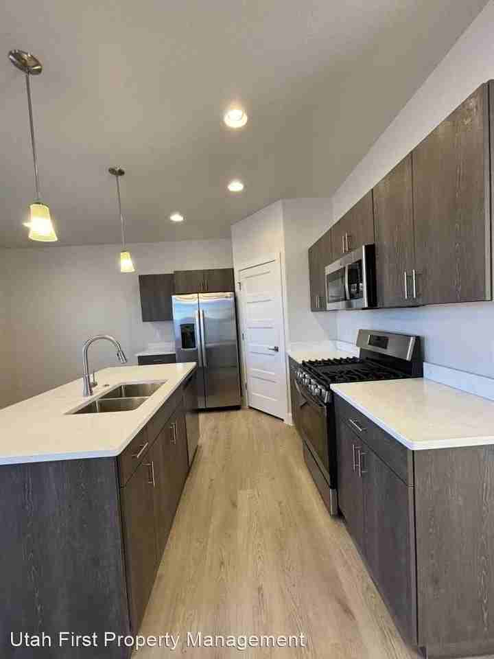 643 E Eureka Aly - Photo 3 of 23