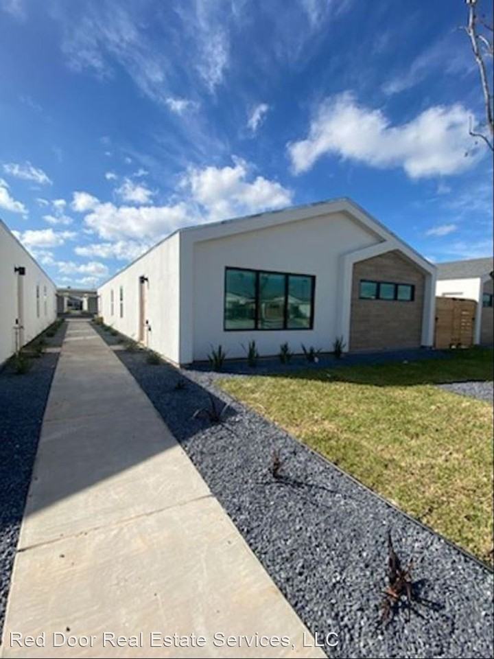 1412 E Iris Ave - Photo 3 of 16