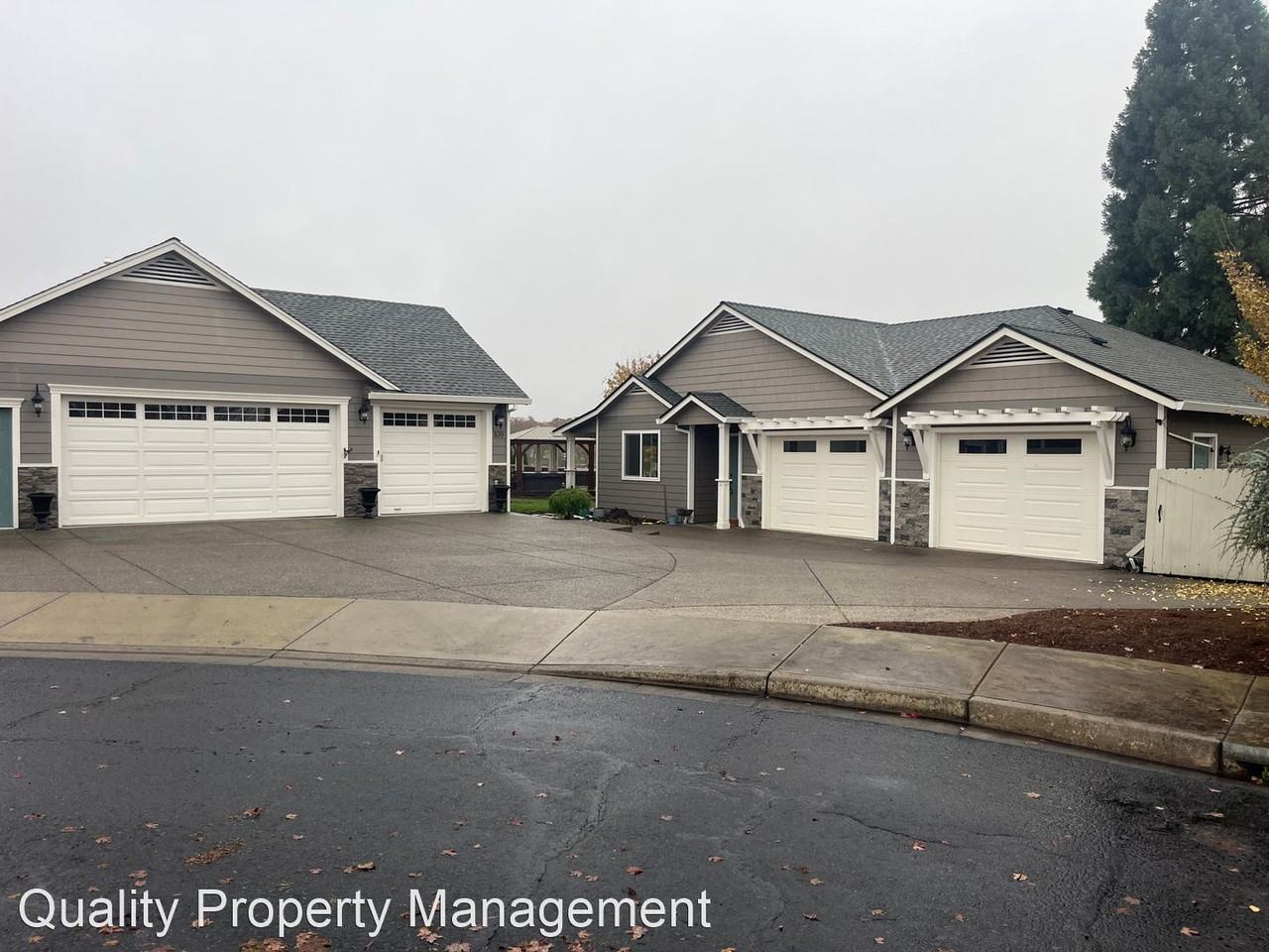 109/111 Greenmoor Drive - Photo 2 of 21