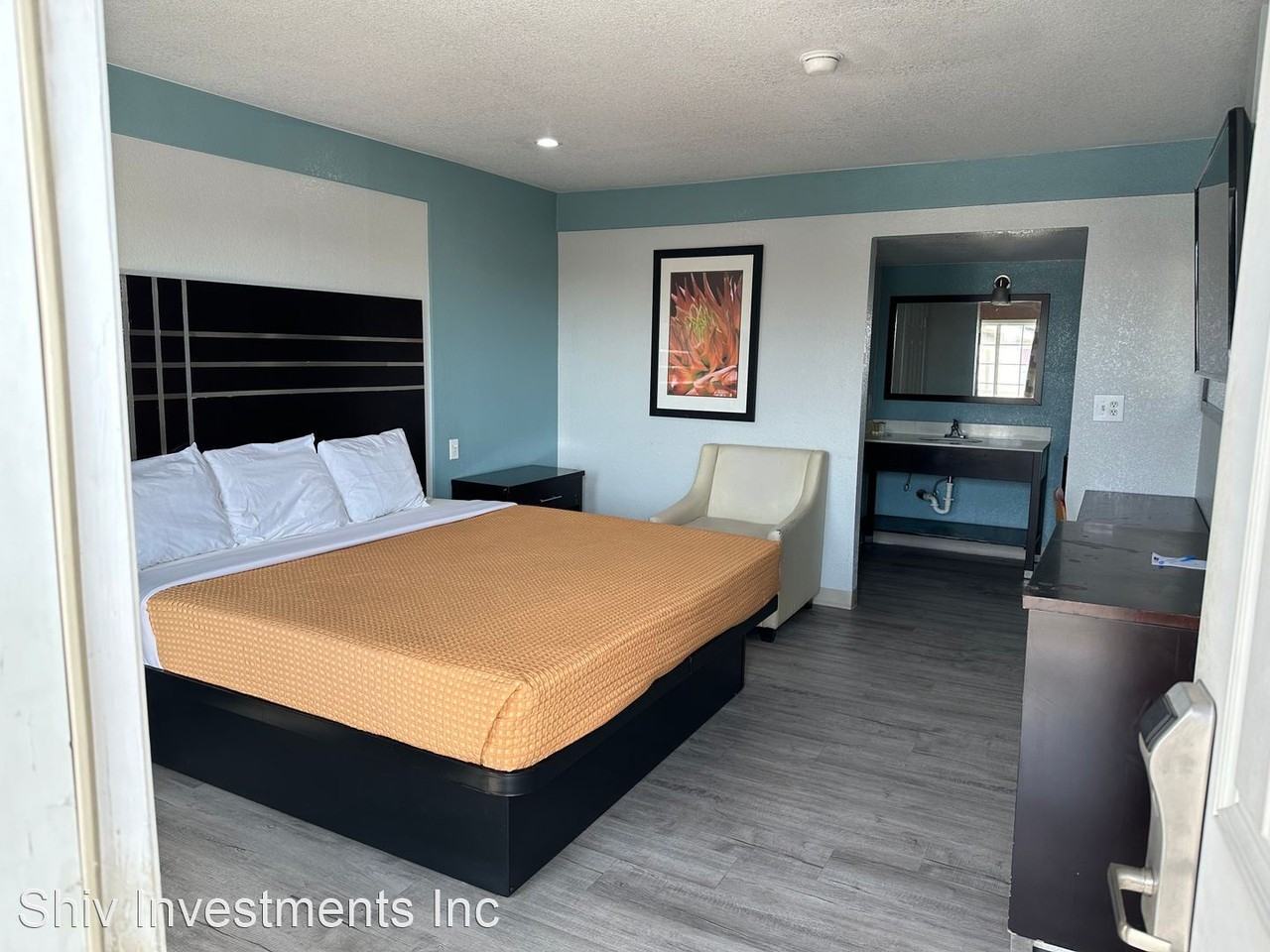 3876 North Blackstone - Photo 3 of 43