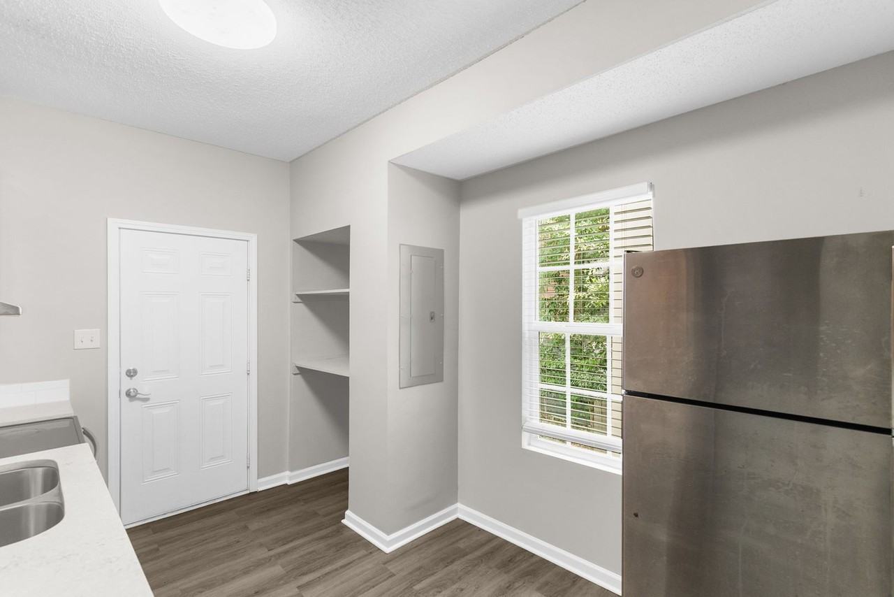 Southside Manor - Photo 6 of 18